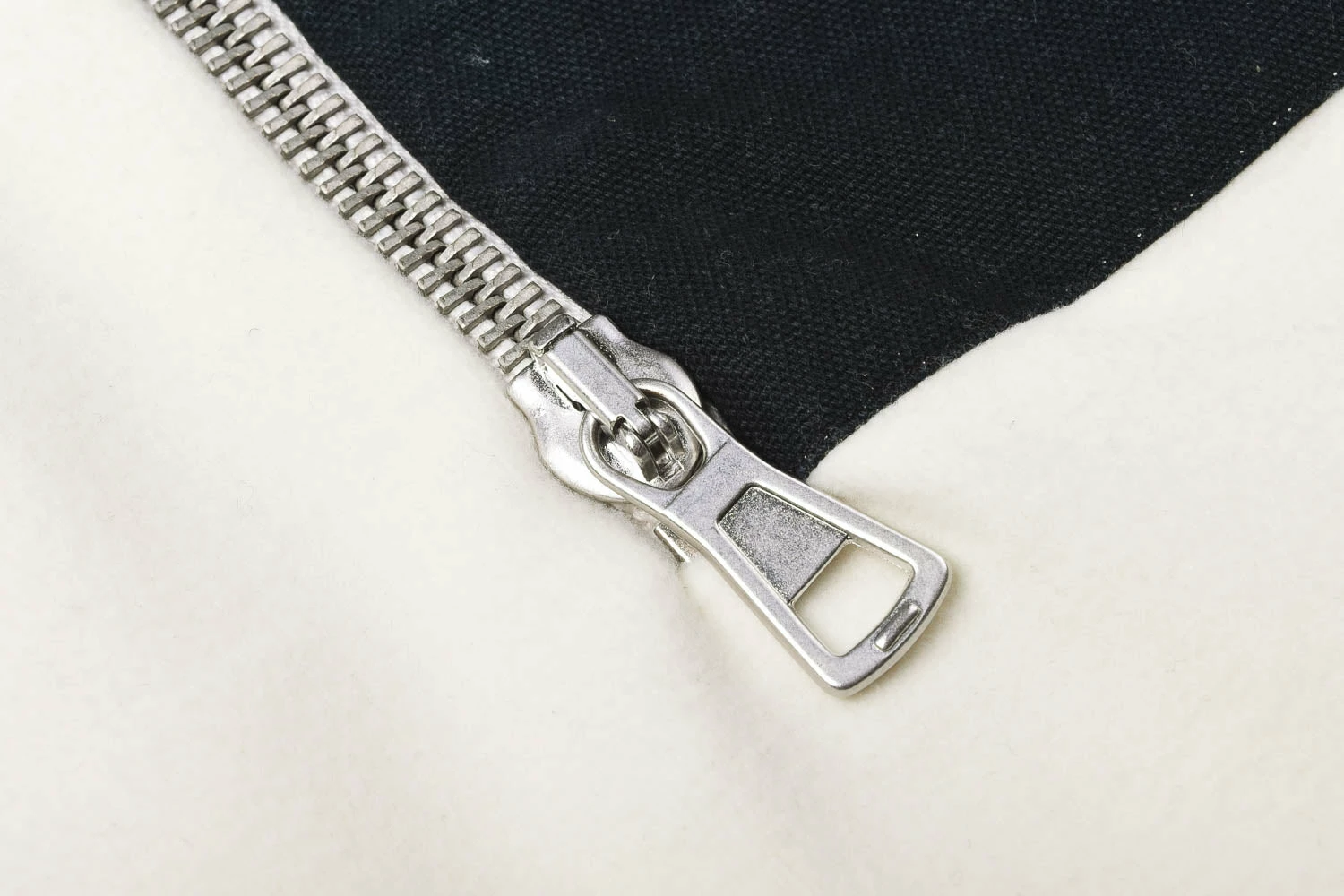 USED ALBAM SPORT FLEECE HALF ZIP SWEATSHIRT - WHITE 4 USED ALBAM SPORT FLEECE HALF ZIP SWEATSHIRT - WHITE - Image 2